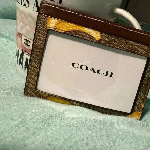 coach ๐ banana card holder - Picture 3 of 5